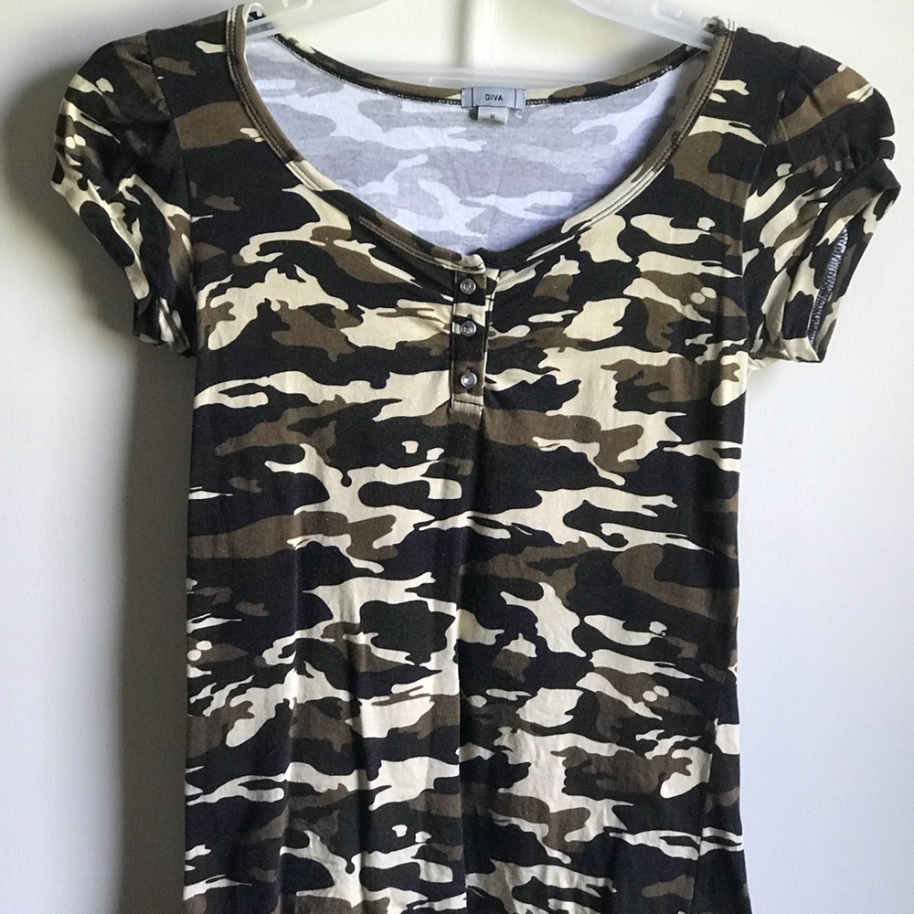 ❤️Final❤️size Med green camo shirt.very nice